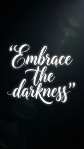 Fondo de pantalla tipográfico con la cita 'Abraza la oscuridad' en letra elegante. — Estética negra GIF Fondos de pantalla