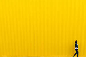 Abrazando la Audacia - Chica Frente a Pared Amarilla — Estética minimalista Fondos de pantalla