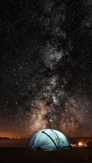 Fondo de pantalla de acampada estética bajo cielos estrellados