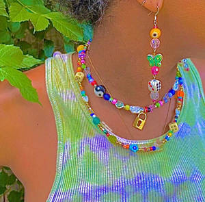 Mujer con Estética Indie Kid con Aretes y Collar — Estética de chico indie Fondos de pantalla