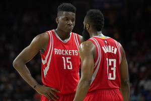 Fondo de pantalla de adorable Clint Capela dentro de la cancha de baloncesto — Noche Fondos de pantalla
