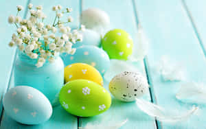 Adorable conejito de Pascua saltando entre huevos decorativos coloridos