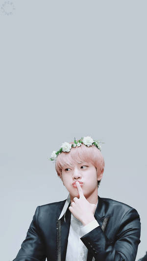 Adorable Jin de BTS con corona de flores — Lindo bts Fondos de pantalla