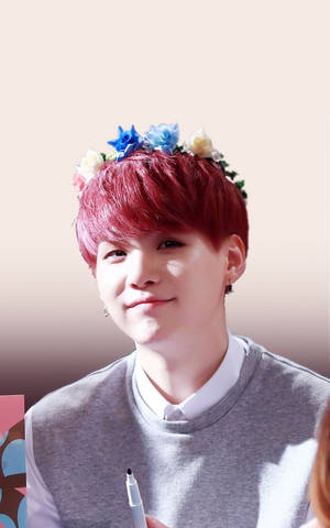 Adorable Suga de BTS con corona de flores — Lindo bts Fondos de pantalla