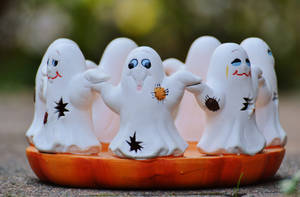 Fondo de pantalla de adorno de Halloween de fantasmas blancos lindos. — Lindos de Halloween Fondos de pantalla