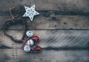 Fondo de pantalla de adornos navideños vintage sobre una superficie de madera.