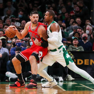Fondo de pantalla de Al Horford intentando bloquear con gran esfuerzo — 1:1 Fondos de pantalla