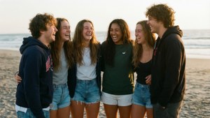 Grupo de amigos con ropa Hollister riendo