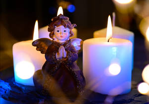 Fondo de pantalla de ángel navideño y velas blancas — Ángeles de navidad Fondos de pantalla