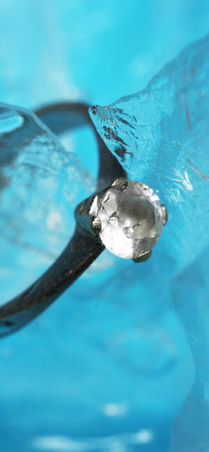 Fondo de pantalla de anillo estético azul en agua — iPhone 18 Fondos de pantalla