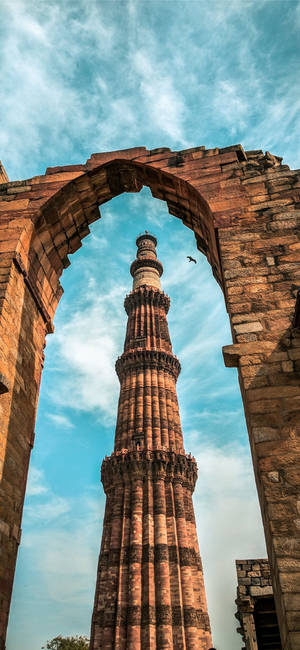 Fondo de pantalla del arco del Qutub Minar en Delhi — iPhone 17e Fondos de pantalla