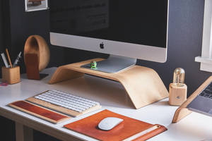 Armonía Estética - Setup Mac con Acento de Café