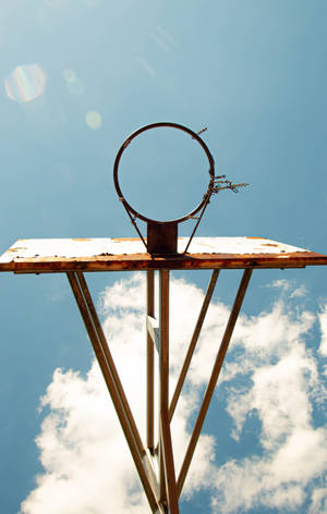 Fondo de pantalla en vista inferior de aro de baloncesto oxidado bajo cielo azul — Galaxy Tab S10 Ultra Fondos de pantalla