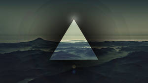 Fondo de pantalla de arte polyscape de triángulo sobre montañas oscuras