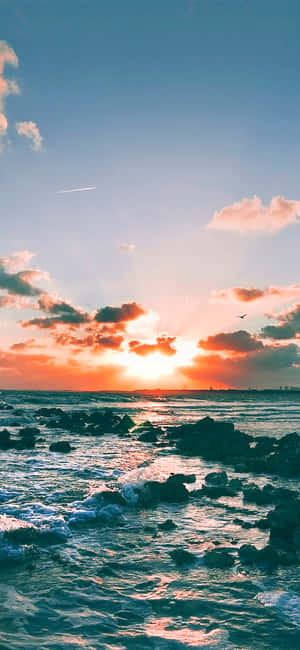 Atardecer Radiante sobre un Océano Tranquilo — Cielo al atardecer Fondos de pantalla