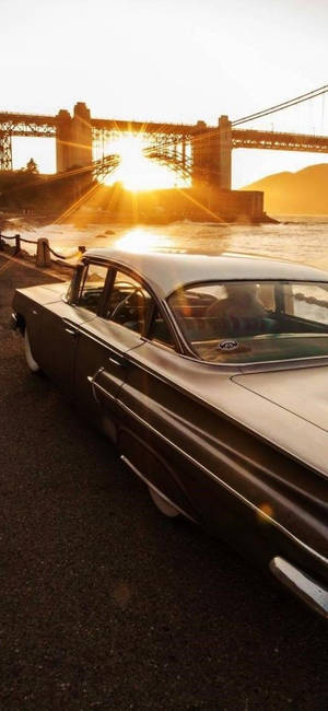 Fondo de pantalla vertical de Atardecer con Cadillac Vintage — iPhone 17 Pro Fondos de pantalla