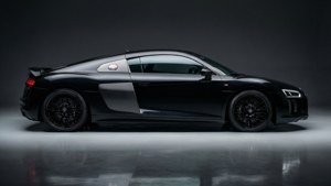 Fondo de pantalla de Un Audi R8 negro capturado en un entorno de estudio limpio, resaltando su diseño elegante.