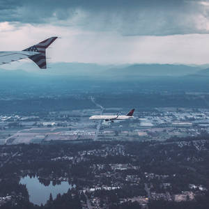 Avioneta Sobre la Ciudad — Huawei nova Flip Fondos de pantalla