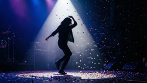 Una silueta dramática de un bailarín en el escenario con confeti. — Estética musical Fondos de pantalla