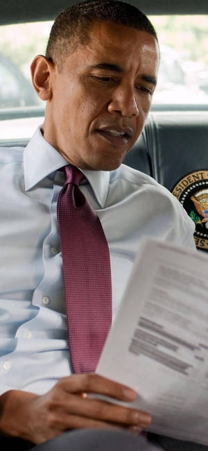 Fondo de pantalla de Barack Obama en lectura profunda — iPhone 18 Pro Max Fondos de pantalla
