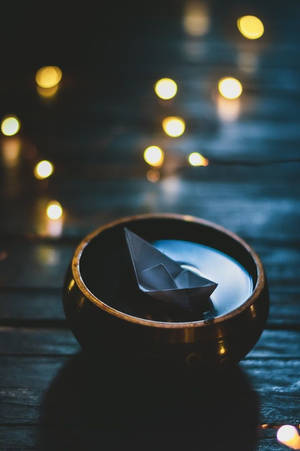 Barco de origami flotando en un tazón — Estética cottagecore Fondos de pantalla