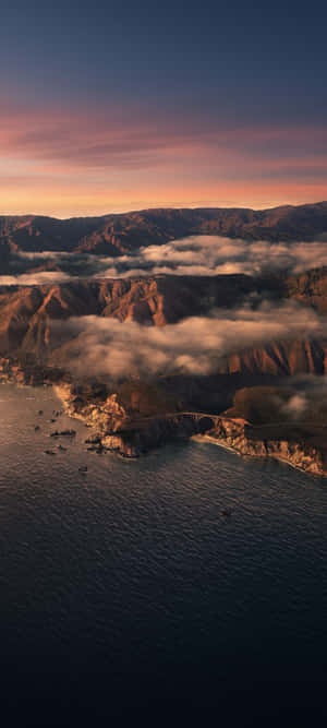 Barcos Cerca de la Orilla y Montaña con Cielo Vespertino — Realme 14T Fondos de pantalla