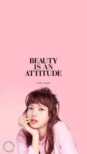 Fondo de pantalla de Blackpink Lisa sobre fondo rosa con inscripción La belleza es una actitud — Estética beige marrón GIF Fondos de pantalla