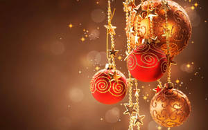 Bolas navideñas festivas rojas y doradas — Rojo navidad Fondos de pantalla