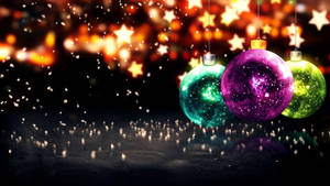 Fondo de pantalla de bolas navideñas coloridas y estrelladas — Studio Display Fondos de pantalla