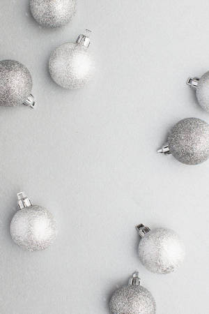 Fondo de pantalla de bolas plateadas estéticas navideñas — 2:3 Fondos de pantalla