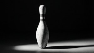 Un solo bolo de boliche iluminado dramáticamente en blanco y negro de alto contraste. — 1600x900 Fondos de pantalla