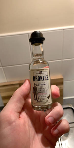 Botella miniatura de ginebra Brokers — 18:9 Fondos de pantalla