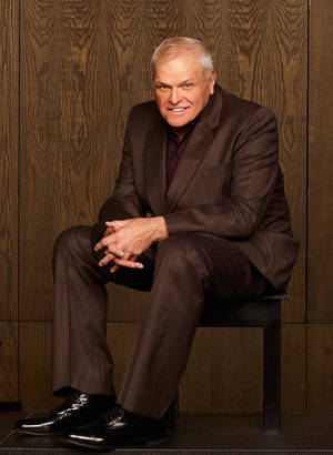 Brian Dennehy traje estético marrón fondo de madera — Estética café Fondos de pantalla
