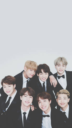 Fondo de pantalla de BTS de V, Jungkook, Jimin, Suga, Jin, RM y J-Hope usando traje negro.