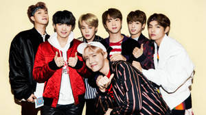 BTS lindos posando en fondo amarillo — Lindo bts Fondos de pantalla