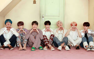 BTS señales de corazón junto a la puerta para escritorio — Bts escritorio Fondos de pantalla