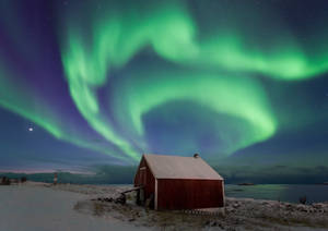 Fondo de pantalla de cielo verde con cabaña roja — Cielo verde Fondos de pantalla