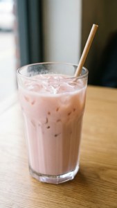 Refrescante café helado rosa claro, una bebida estética perfecta. — Rosa claro estético Fondos de pantalla