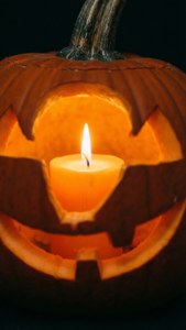 Primer plano de una vela dentro de una calabaza para una estética íntima de Halloween. — Estética de halloween Fondos de pantalla