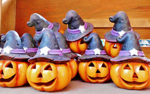 Fondo de escritorio de Halloween con calabazas sonrientes.