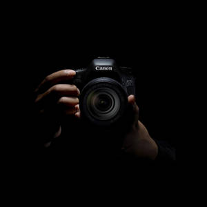 Fondo de pantalla de cámara Canon en fotografía oscura