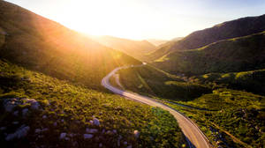 Fondo de pantalla de carretera en paso de montaña — Studio Display Fondos de pantalla