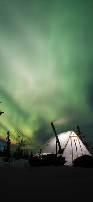 Fondo de pantalla de campamento con cielo verde — iPhone 13 Pro Max Fondos de pantalla