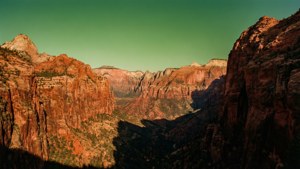 Las paredes de cañón de roca roja contrastan con un cielo verde vívido arriba. — Cielo verde Fondos de pantalla