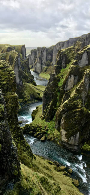 Fondo de pantalla Cañón del Río Fjaðrá Islandia — iPhone 15 Pro Max Fondos de pantalla