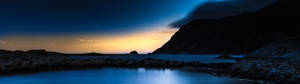 Paisaje ultra panorámico con montañas oscuras y aguas cristalinas. — 2560x1440 Fondos de pantalla