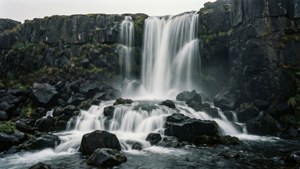 Cascada monocromática con rocas brumosas — Estética gris Fondos de pantalla
