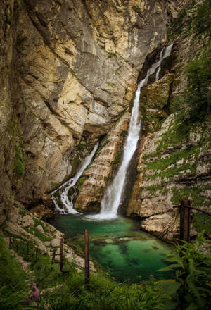 Fondo de pantalla de cascada Savica con montañas rocosas.