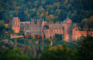 Castillo de Heidelberg con árboles otoñales