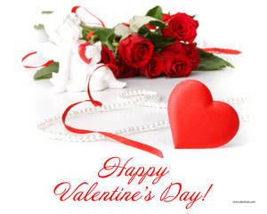 Saludo de San Valentín con ramo de rosas rojas, collar de perlas blancas y un gran corazón — 5:4 Fondos de pantalla